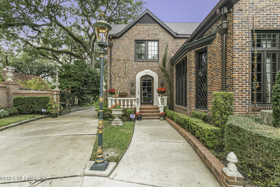 Photo of 927 ARBOR Lane