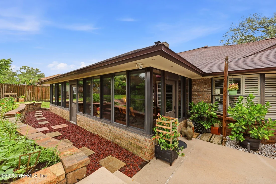 Photo of 905 MIDDLERIDGE Court