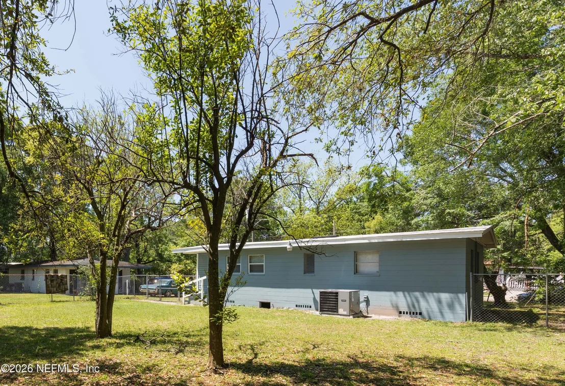 Photo of 1922 MACLEAN Road