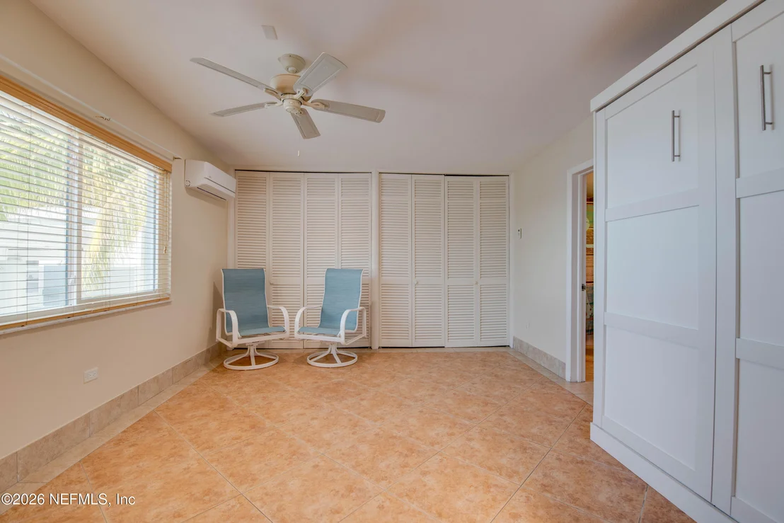 Photo of 1136 W SHORE Drive