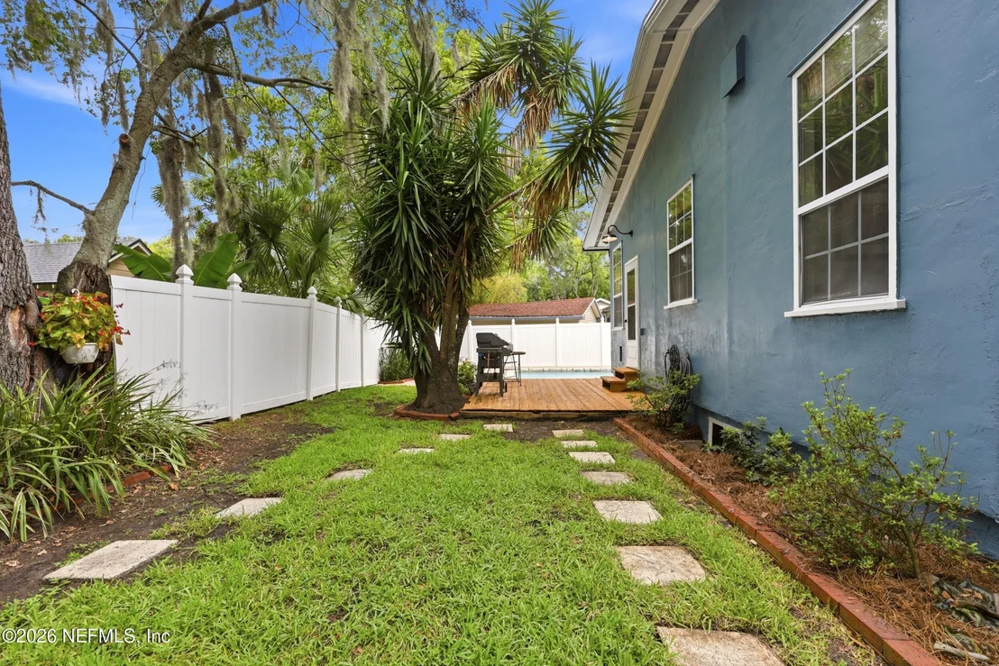 Photo of 2121 MINERVA Avenue