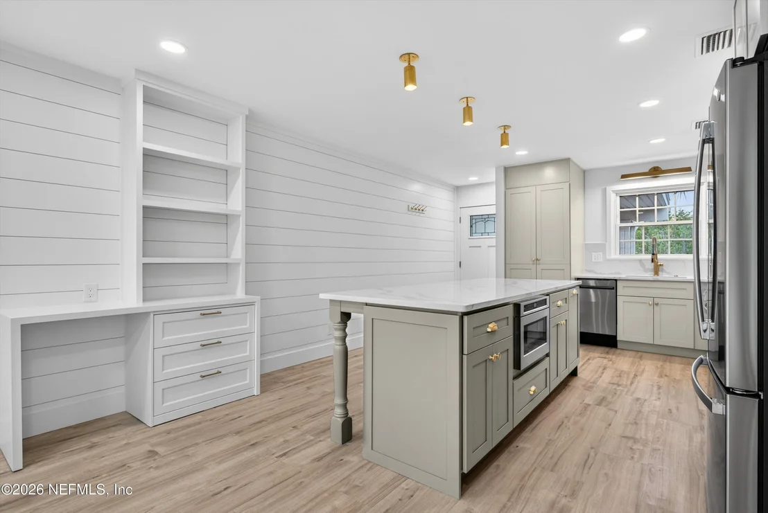 Photo of Unit 7B at 83 COMARES Avenue