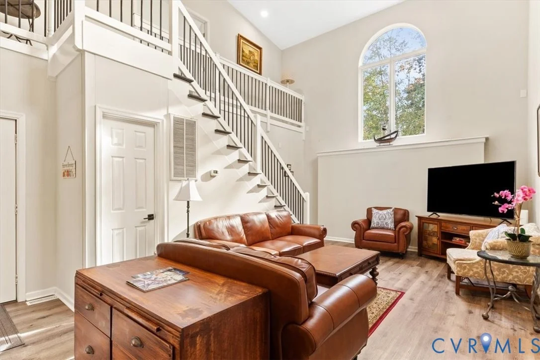 Photo of 517 W Riverside Drive
