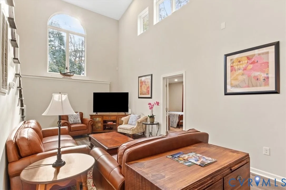Photo of 517 W Riverside Drive