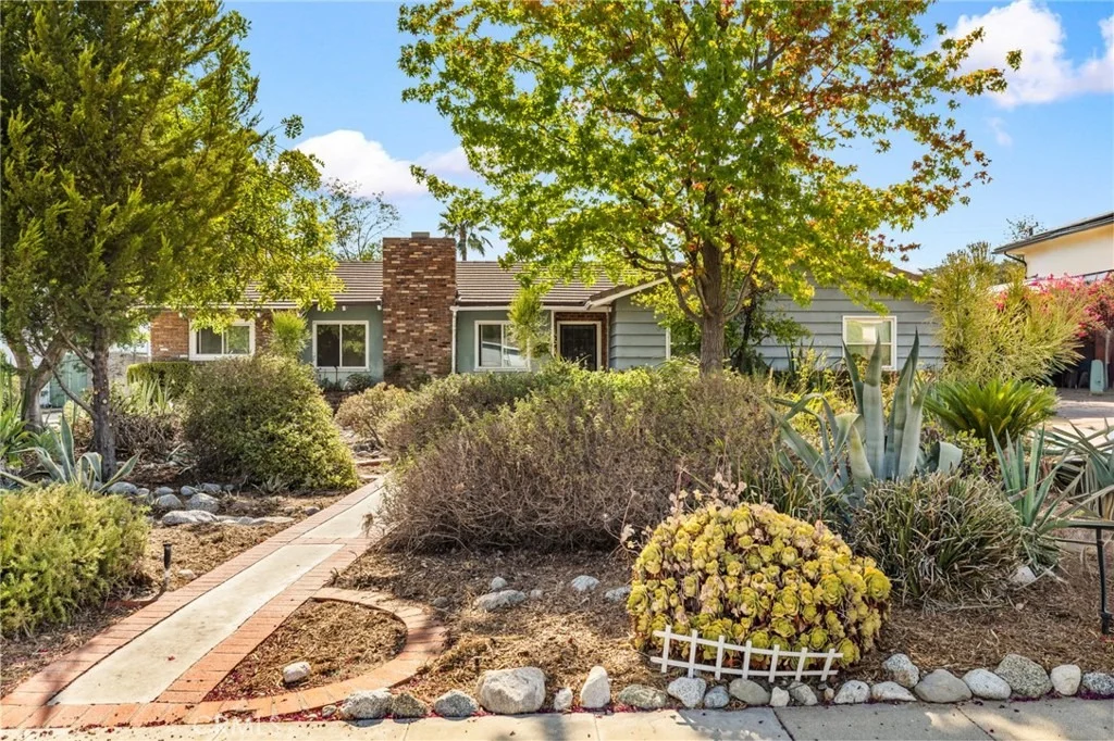 Photo of 1121 Highland Oaks Drive