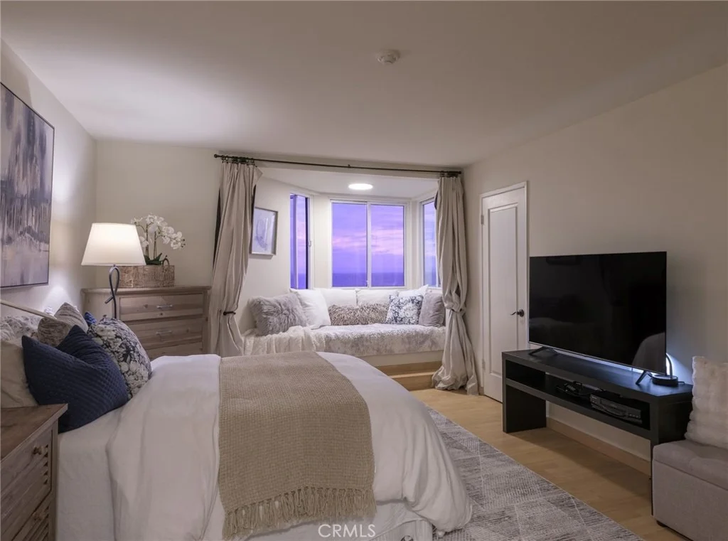 Photo of Unit 307 at 575 Esplanade