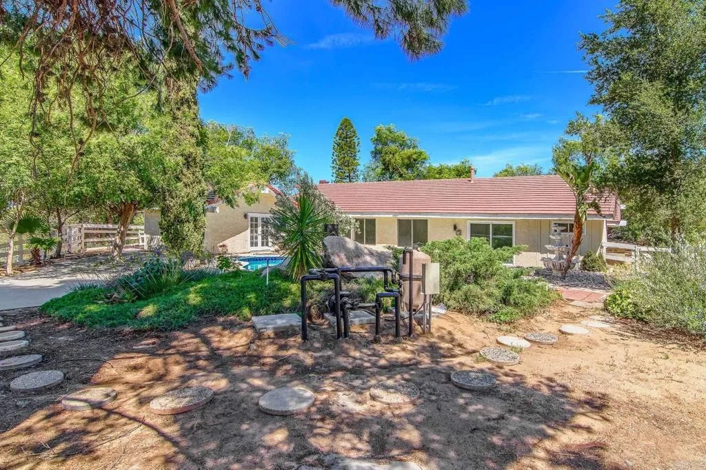 Photo of 37985 Avenida Bravura