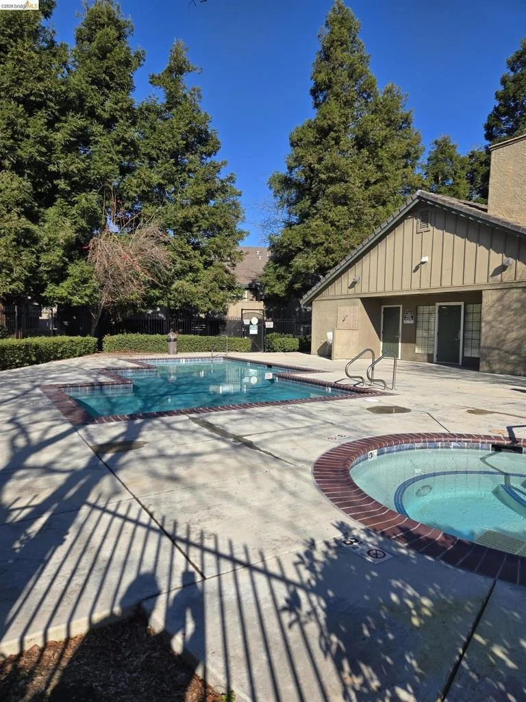 Photo of 1241 Lakeview Cir