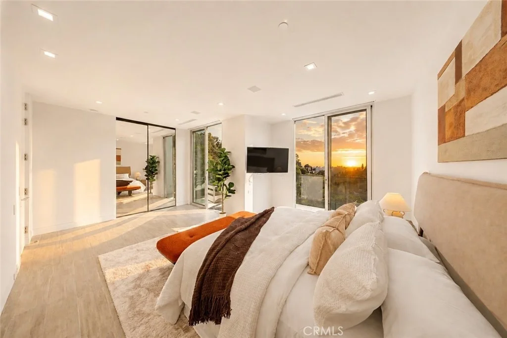 Photo of 9459 Beverly Crest