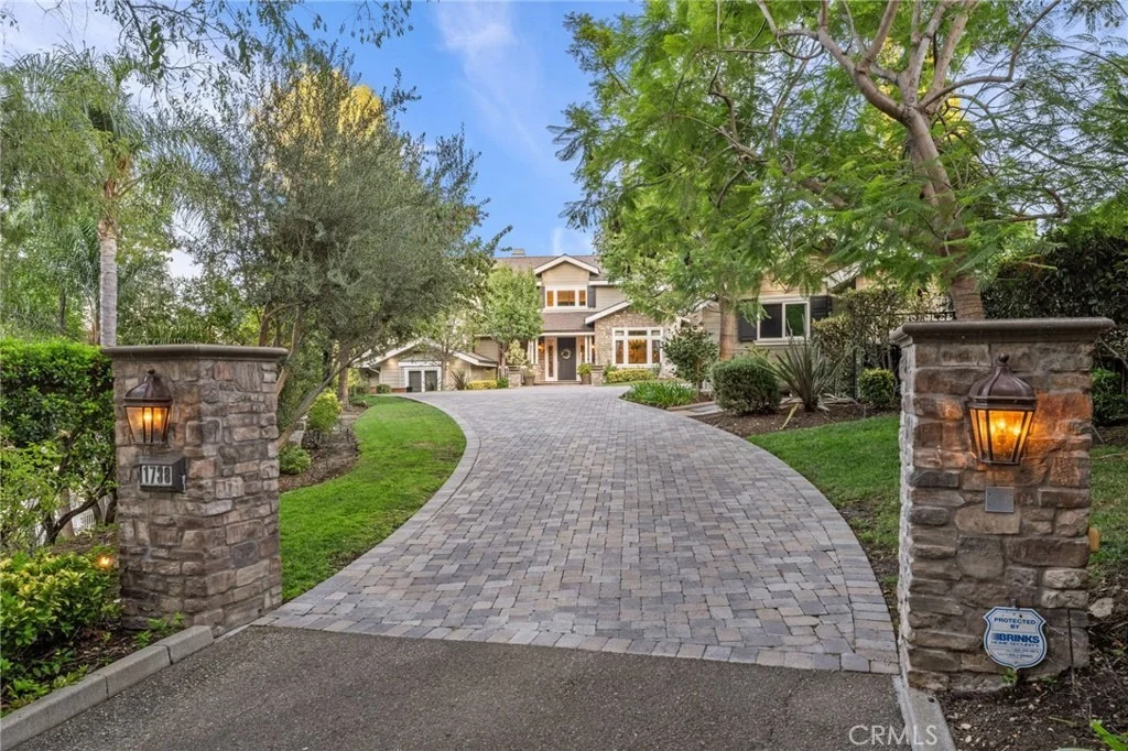 Photo of 1738 Rocky