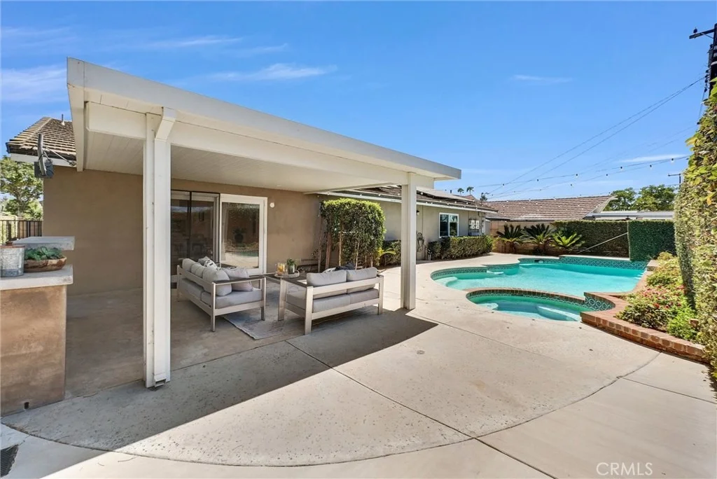 Photo of 1517 E Riverview
