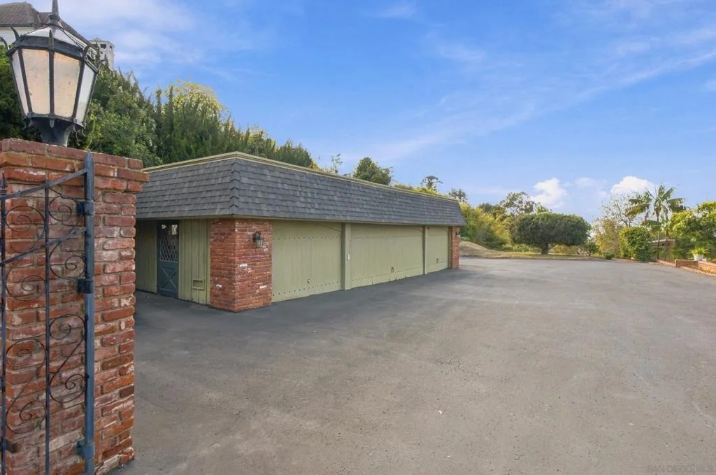 Photo of 7865 Roseland Drive