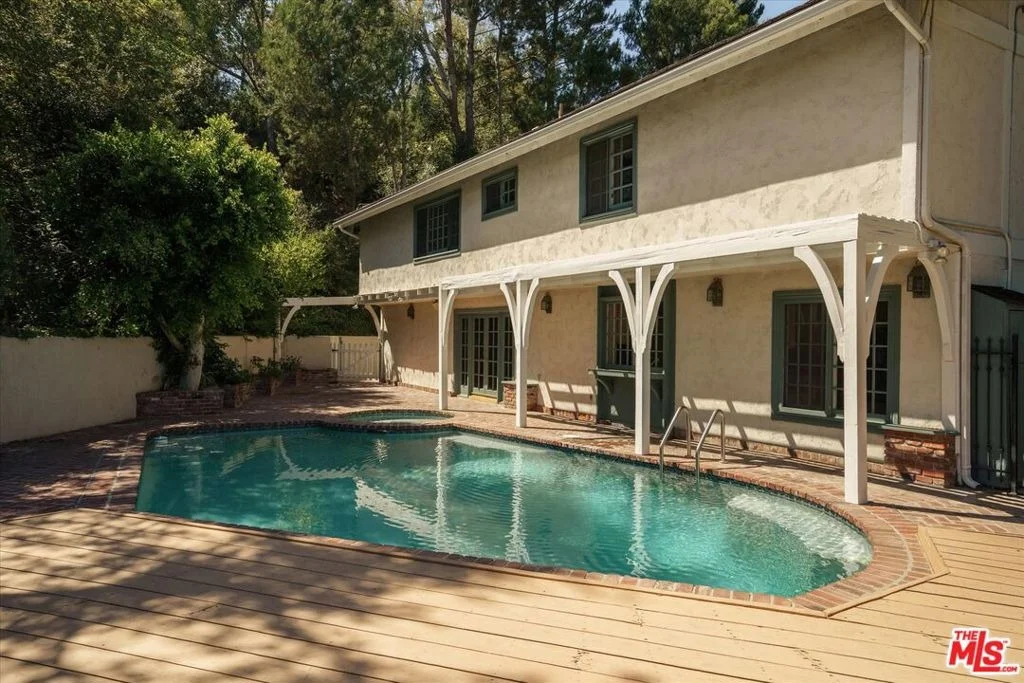 Photo of 2573 Benedict Canyon Drive