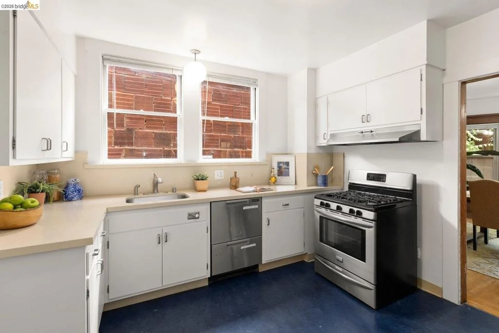 Photo of 2633 Regent St