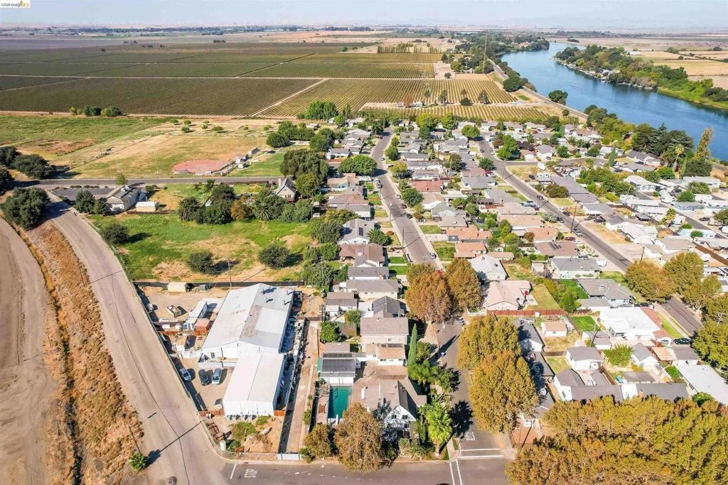 Photo of 2 4th Ave
