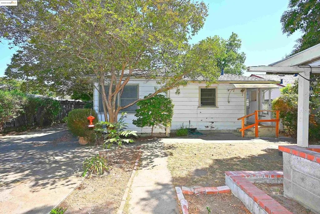 Photo of 2343 Almond Ave