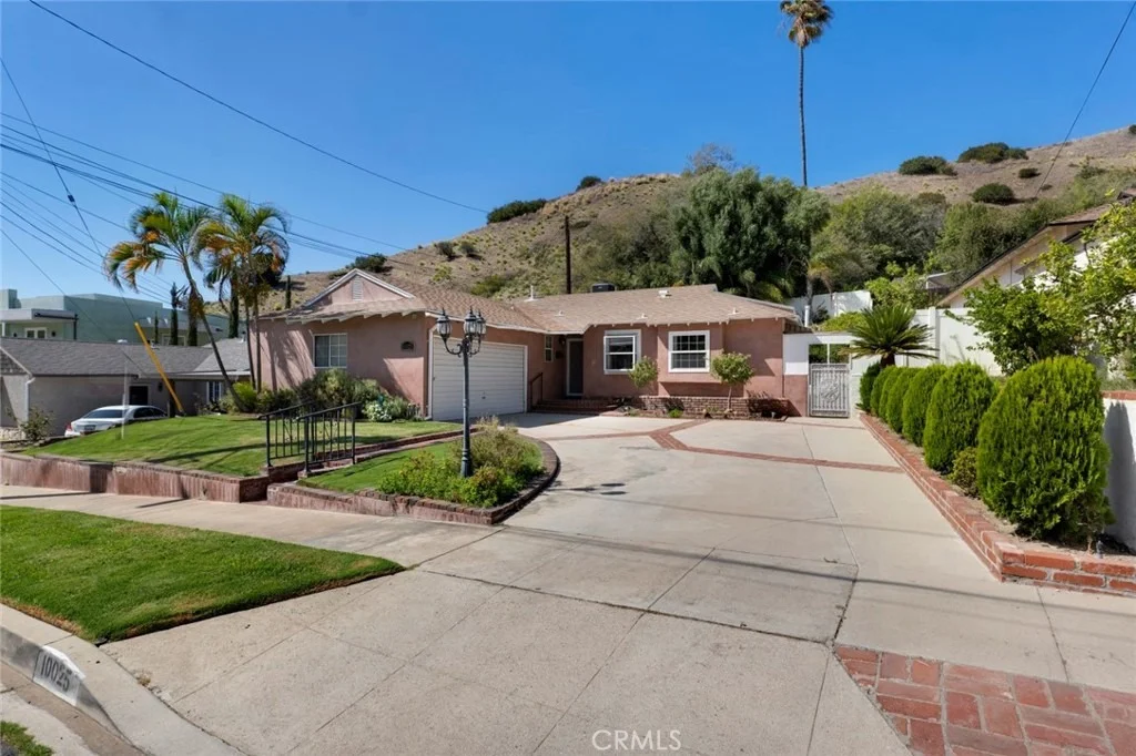 Photo of 10025 Roscoe Boulevard
