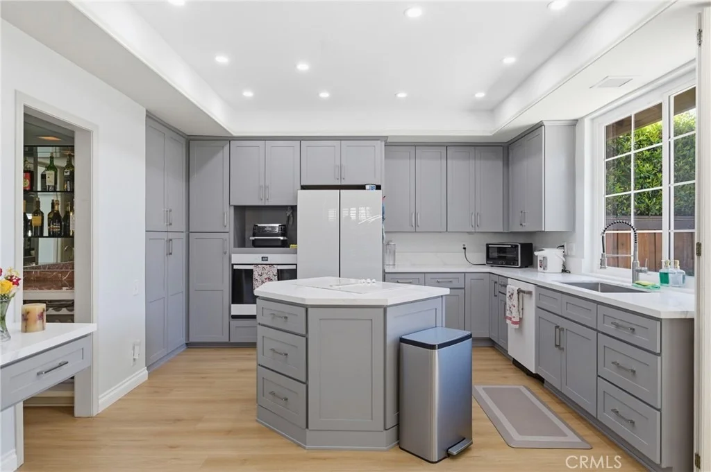Photo of 651 Edith