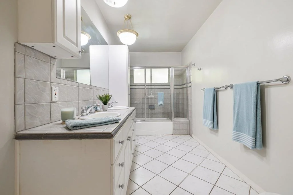 Photo of 5284 Bardwell Avenue
