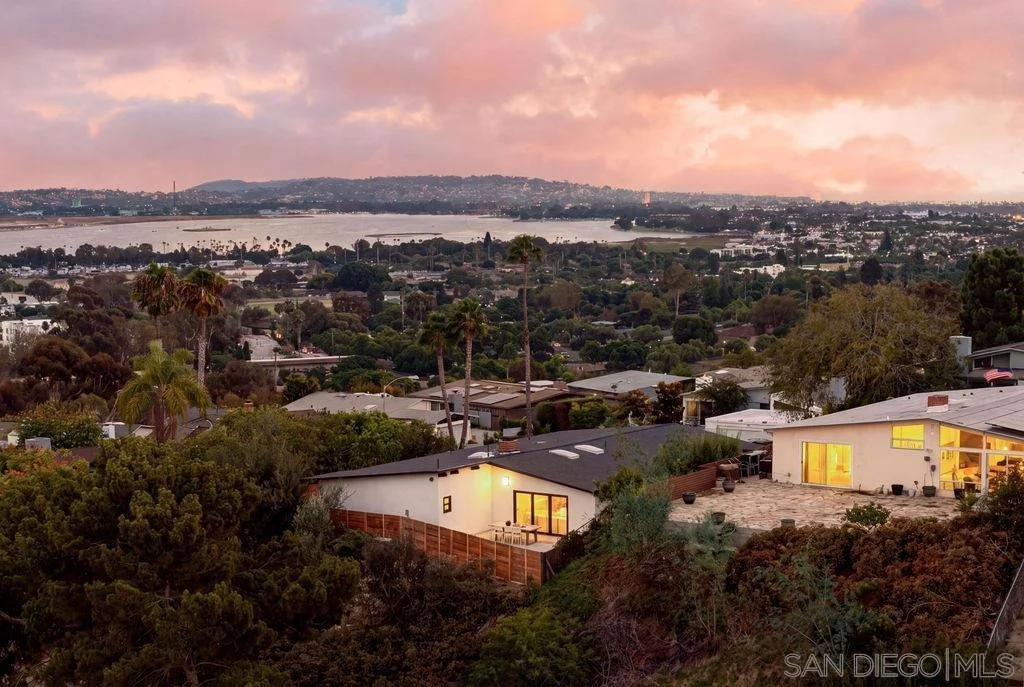 Photo of 4985 Pacifica Dr