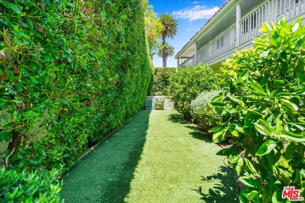 Photo of 523 N Beverly Drive