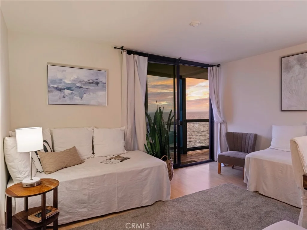 Photo of Unit 307 at 575 Esplanade