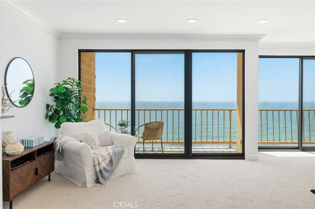 Photo of Unit 306 at 727 Esplanade