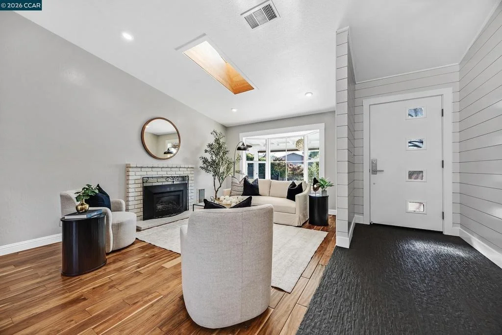 Photo of 335 Lakeside Ct