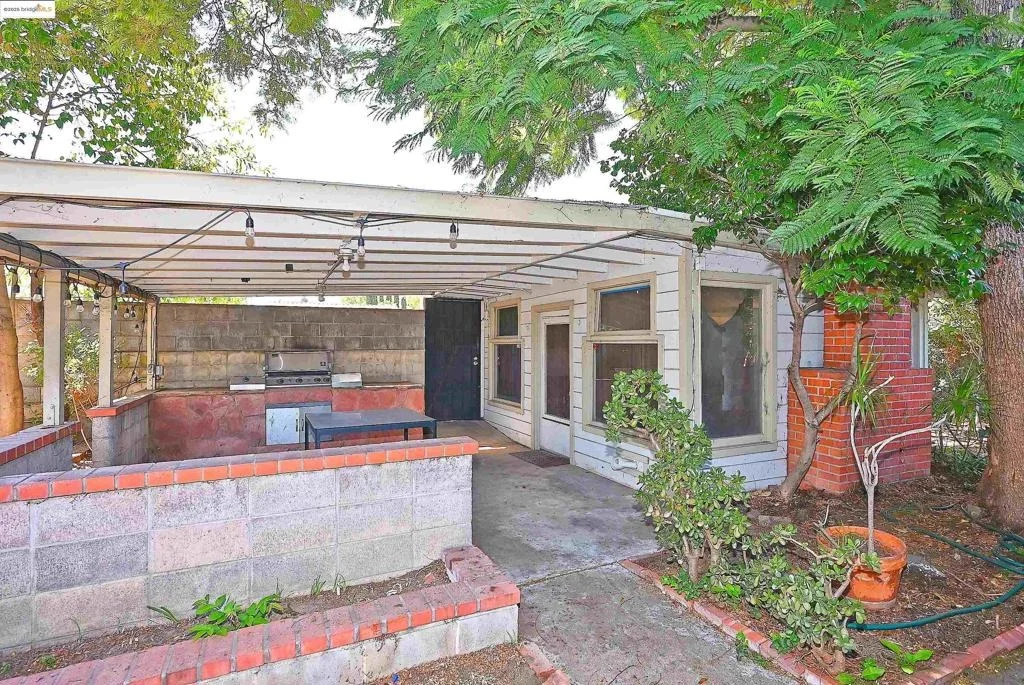 Photo of 2343 Almond Ave