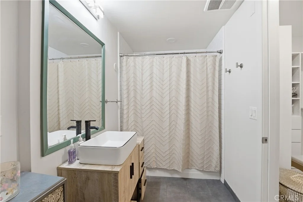 Photo of Unit 201 at 433 Pine Avenue