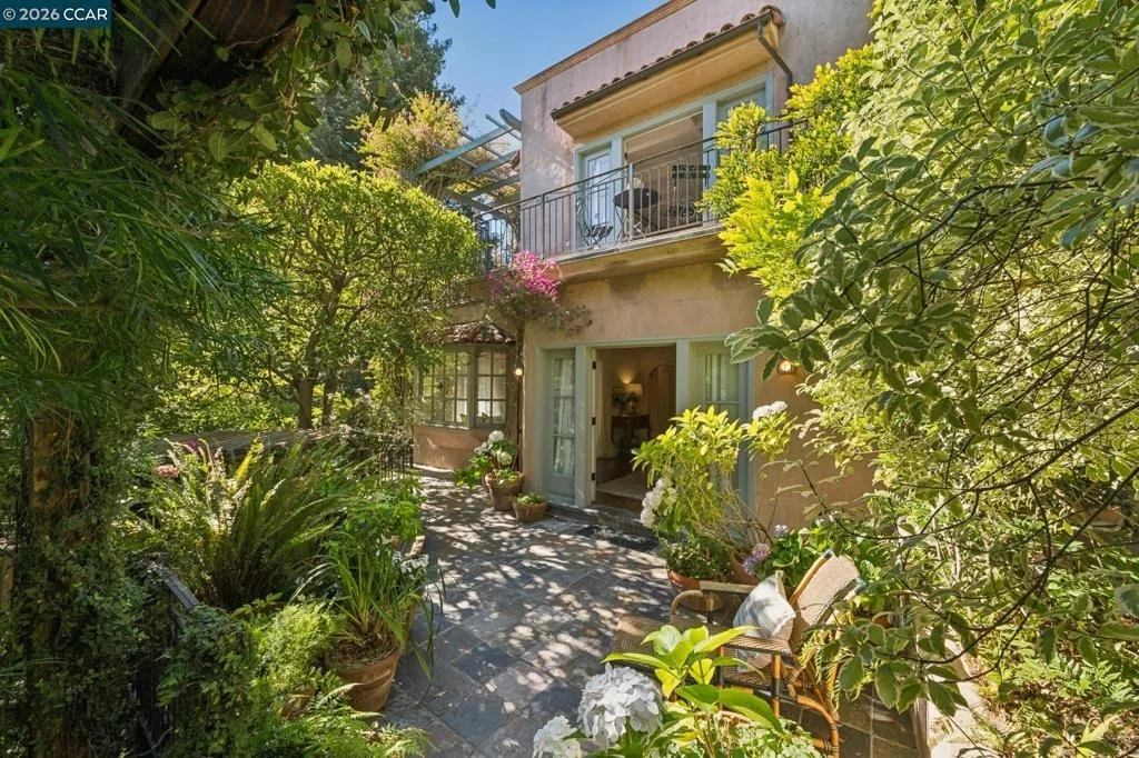 Photo of 2388 Vine St