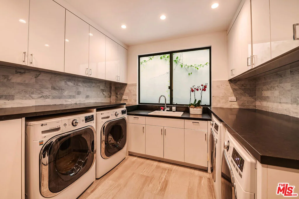Photo of 565 Evelyn Place