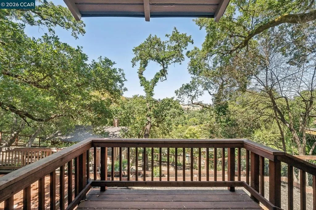 Photo of 996 Hawthorne Dr