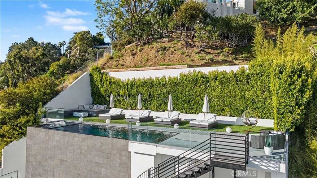 Photo of 9459 Beverly Crest