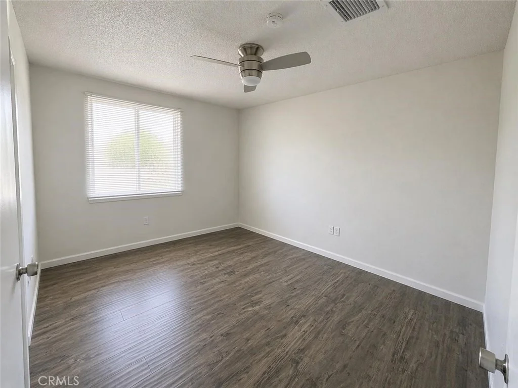 Photo of 37521 Larkin