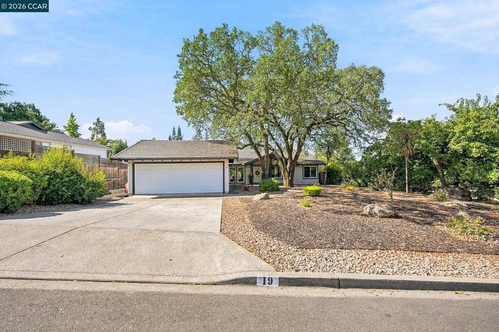Photo of 19 Inverness Dr