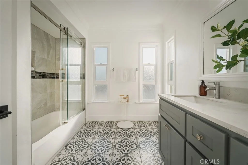 Photo of 5115 West Boulevard