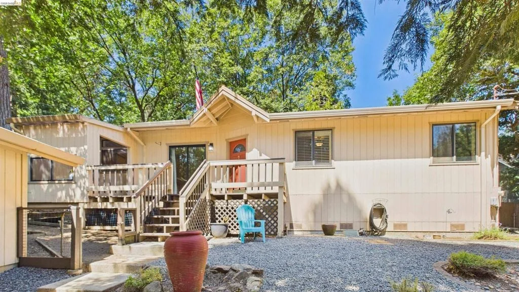Photo of 16961 Columbia River Dr