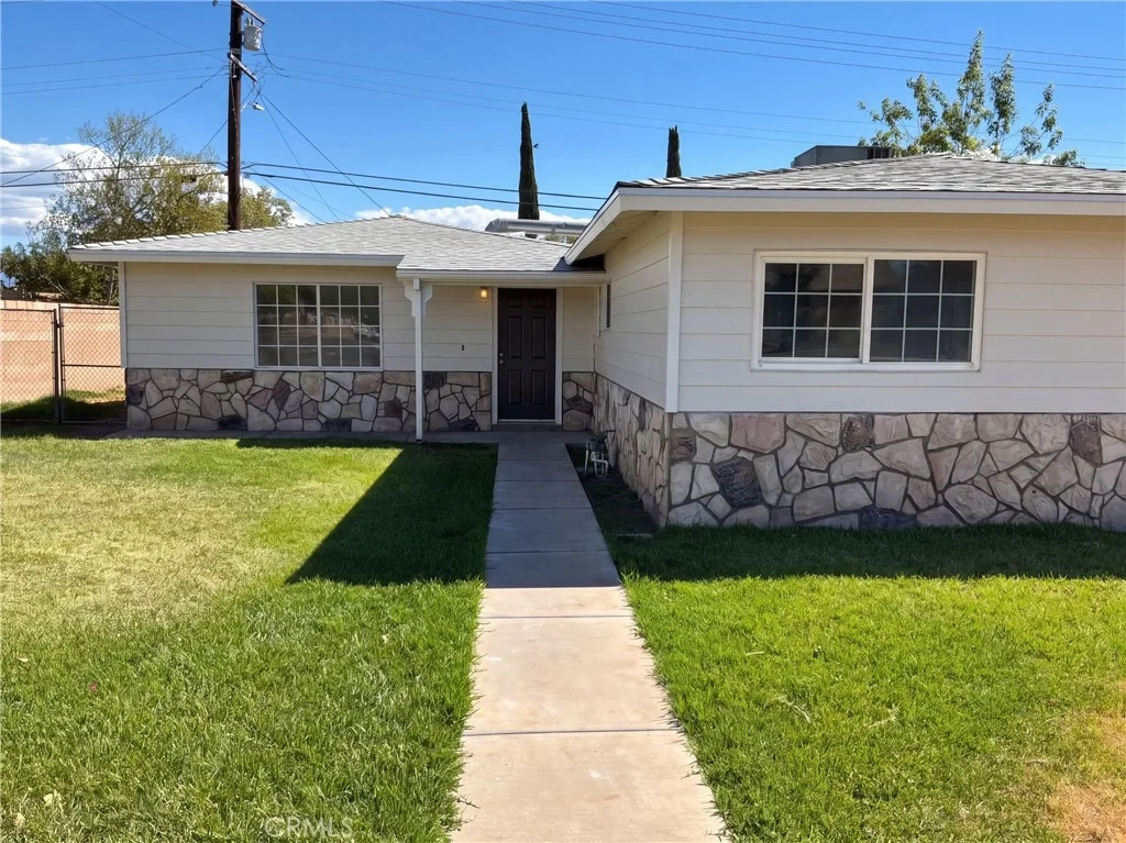 Photo of 695 N Pepper Avenue