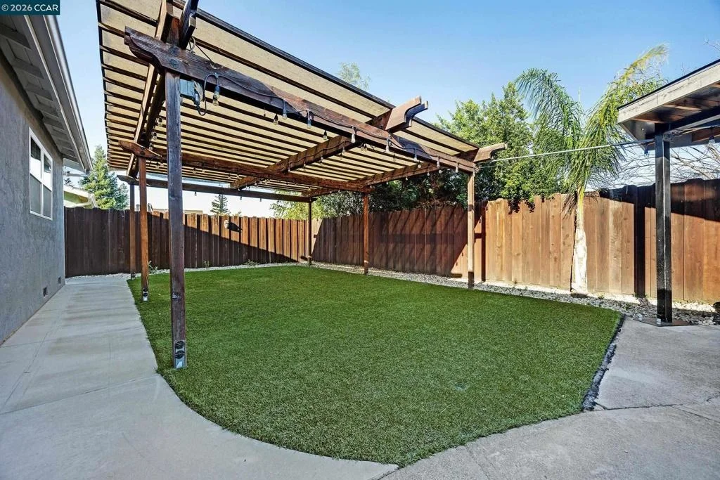 Photo of 335 Lakeside Ct