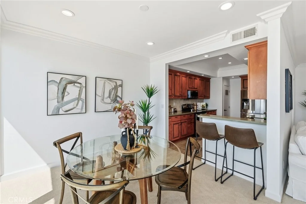 Photo of Unit 306 at 727 Esplanade