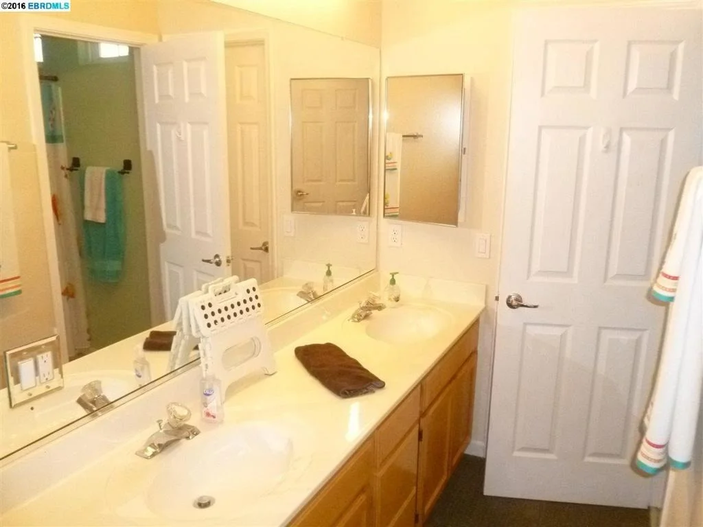 Photo of 1255 HALLMARK WAY