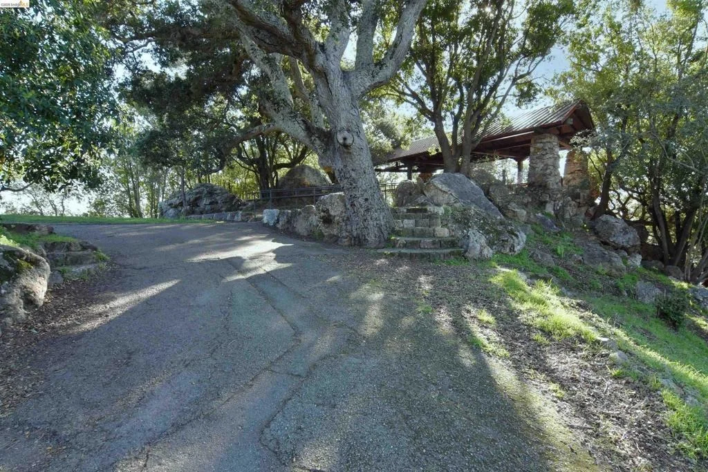 Photo of 962 Regal Rd