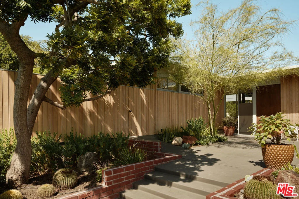Photo of 1035 Summit Drive