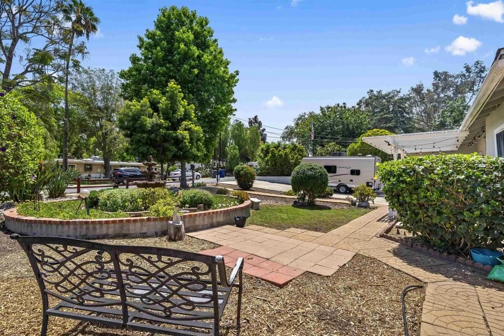 Photo of 1855 Kurenda Way