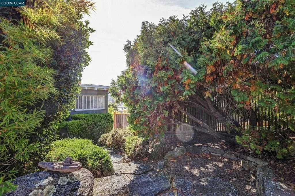 Photo of 557 Summit Dr
