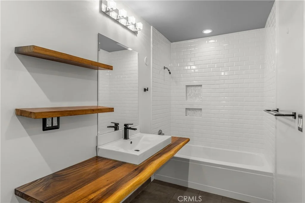 Photo of Unit 100 at 433 Pine Avenue