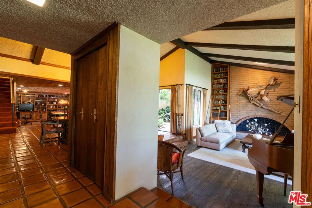 Photo of 6320 Honolulu Avenue