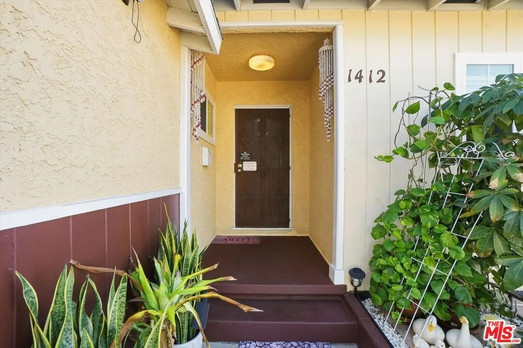 Photo of 1412 W Baker Avenue