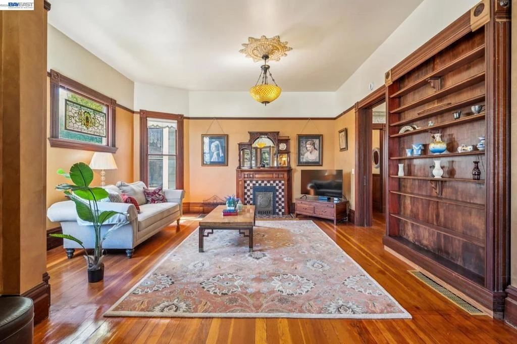 Photo of 2242 San Antonio Ave